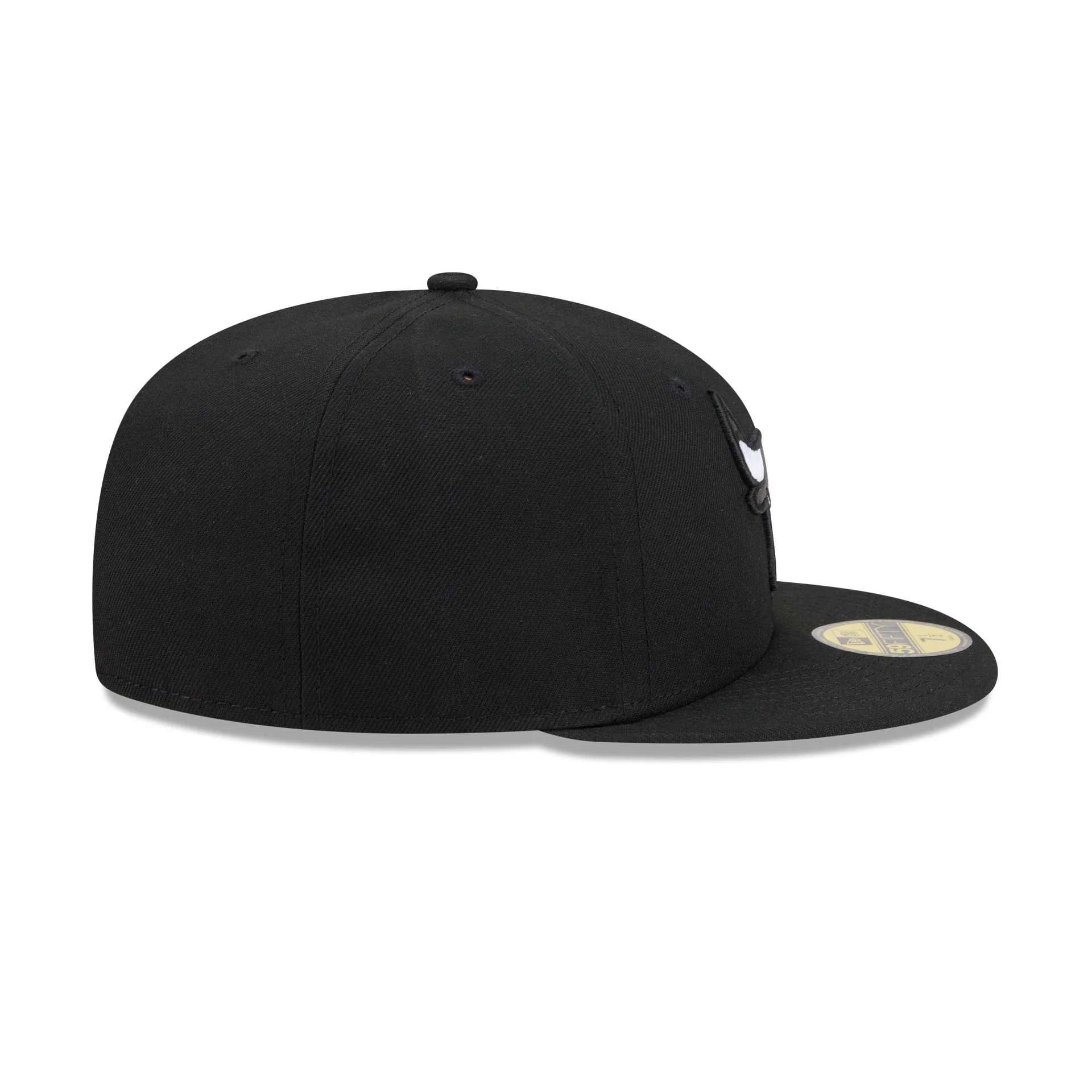 Chicago Bulls Black and White Basic 59FIFTY Fitted Hat - Image 5